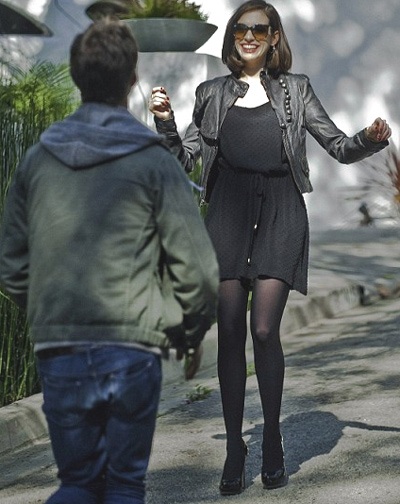 Anne Hathaway công khai hôn người yêu ngoài phố - 1