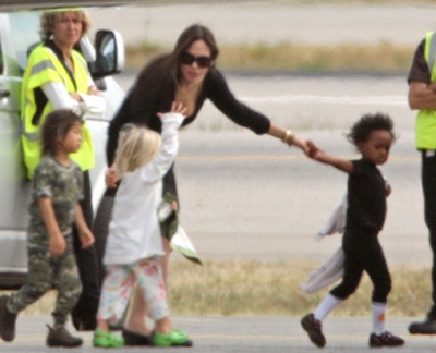Angelina Jolie: “Bé gái giống tôi, còn bé trai giống Brad” - 4