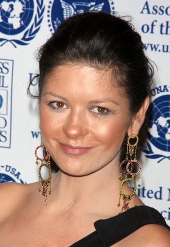 Catherine Zeta-Jones cũng mắc lỗi trang điểm - 2 Catherine Zeta-Jones cũng mắc lỗi trang điểm - 2