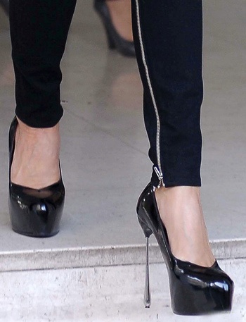Victoria Beckham “chênh vênh” trên đôi giày 15cm - 4