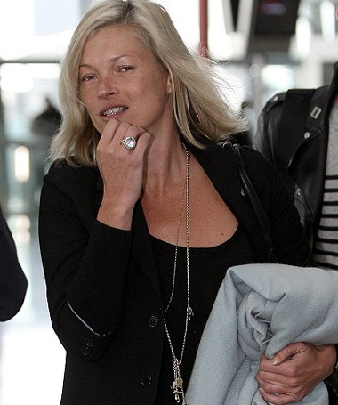 Kate Moss: Già và xấu khi không trang điểm - 1