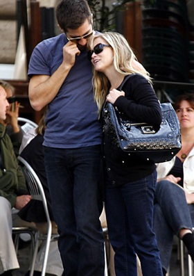 Jake và Reese: Lần đầu bị bắt gặp nắm tay nhau! - 2