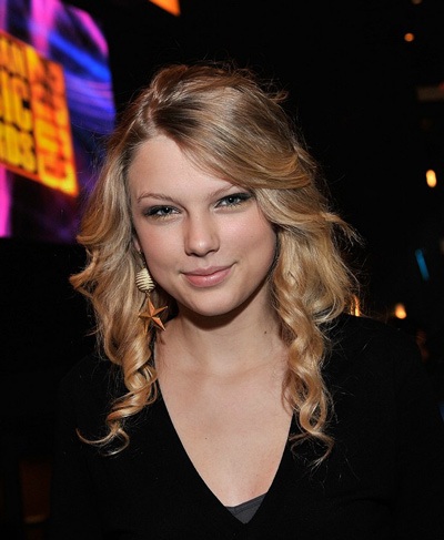 Taylor Swift cũng thích “buôn chuyện sao” - 3