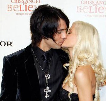 Bồ cũ của ông trùm Playboy có tình nhân mới  - 3