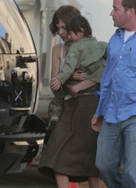 Pax Thiên đến trường quay thăm mẹ - 1