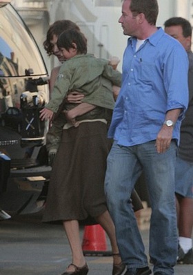 Pax Thiên đến trường quay thăm mẹ - 4