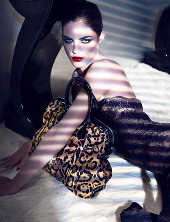 Ba “chân dài” trong chiến dịch quảng cáo của Valentino - 7 Ba “chân dài” trong chiến dịch quảng cáo của Valentino - 7