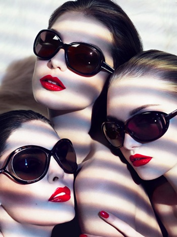 Ba “chân dài” trong chiến dịch quảng cáo của Valentino - 5 Ba “chân dài” trong chiến dịch quảng cáo của Valentino - 5