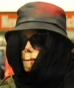 Michael Jackson “ngụy trang” cả trong hiệu sách - 1