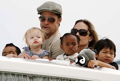 Angelina Jolie mang song thai? - 1 Angelina Jolie mang song thai? - 1