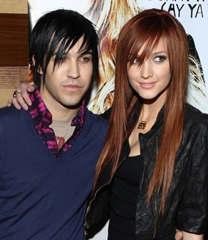 Ashlee Simpson đã đeo nhẫn “hẹn ước” - 2 Ashlee Simpson đã đeo nhẫn “hẹn ước” - 2