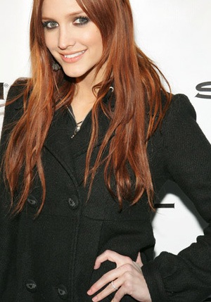 Ashlee Simpson đã đeo nhẫn “hẹn ước” - 1 Ashlee Simpson đã đeo nhẫn “hẹn ước” - 1