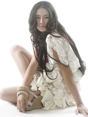 Siêu mẫu gốc Á cũng “mặc” bikini…vẽ - 3 Siêu mẫu gốc Á cũng “mặc” bikini…vẽ - 3