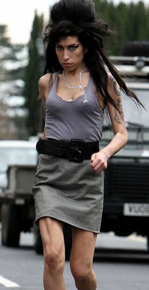 Amy Winehouse mời thợ săn ảnh uống trà - 2