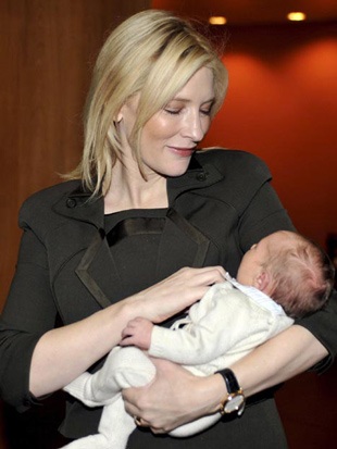 Cate Blanchett: Mới sinh 6 ngày đã đi dự hội nghị! - 1