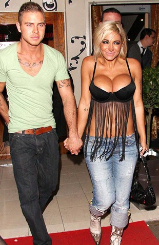 Jodie Marsh khoe bộ ngực khổng lồ  - 1