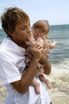 Con gái Anna Nicole Smith xuất hiện trên OK! - 3