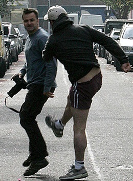 Hugh Grant bị bắt vì hành hung thợ chụp ảnh - 1