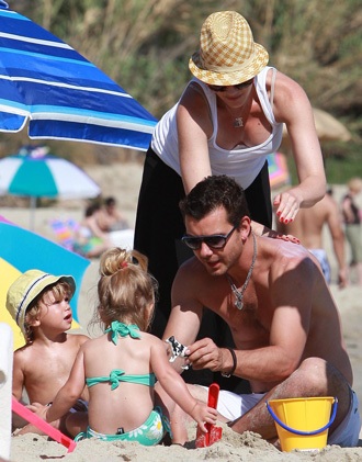 Gia đình Gwen Stefani đi tắm biển - 9