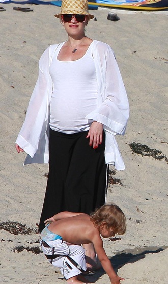 Gia đình Gwen Stefani đi tắm biển - 8