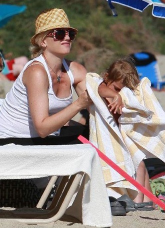 Gia đình Gwen Stefani đi tắm biển - 6