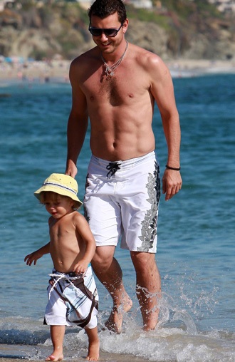 Gia đình Gwen Stefani đi tắm biển - 2