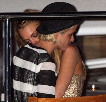 Lindsay Lohan công khai hôn người đồng giới - 5 Lindsay Lohan công khai hôn người đồng giới - 5