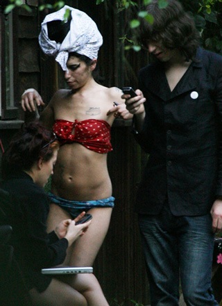 Amy Winehouse lại “khoe hàng” - 1 Amy Winehouse lại “khoe hàng” - 1