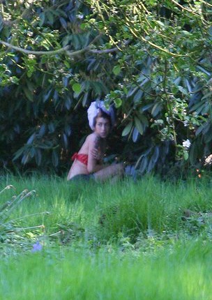 Amy Winehouse lại “khoe hàng” - 4 Amy Winehouse lại “khoe hàng” - 4