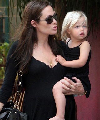 Angelina Jolie đi mua sắm cùng hai con gái - 5