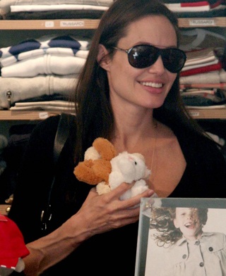 Angelina Jolie đi mua sắm cùng hai con gái - 4