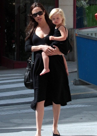 Angelina Jolie đi mua sắm cùng hai con gái - 2