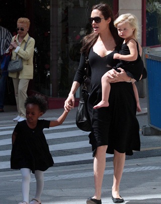 Angelina Jolie đi mua sắm cùng hai con gái - 1