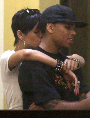 Rihanna “âu yếm” người yêu nơi công cộng - 3