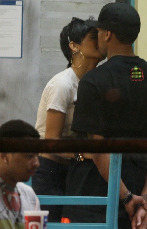Rihanna “âu yếm” người yêu nơi công cộng - 2