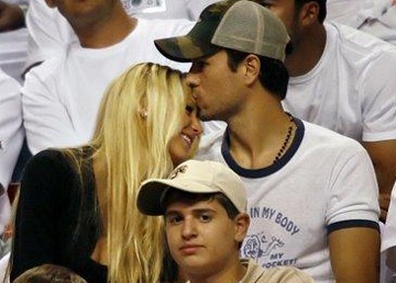 Enrique Iglesias đã ly dị Anna Kournikova  - 1