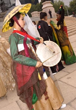 Hậu trường phần thi trang phục dân tộc - 4 Hậu trường phần thi trang phục dân tộc - 4