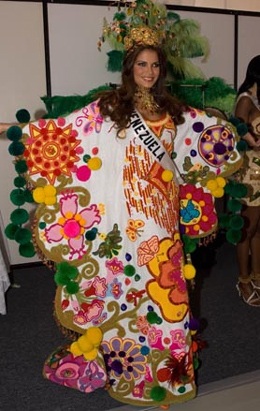 Hậu trường phần thi trang phục dân tộc - 2 Hậu trường phần thi trang phục dân tộc - 2