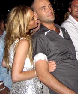 Lilo âu yếm người tình mới trên bãi biển - 2