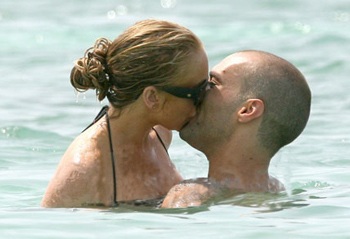 Lilo âu yếm người tình mới trên bãi biển - 3