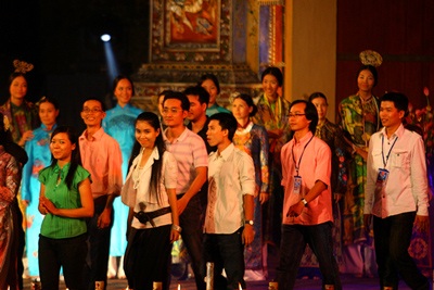 Lễ hội áo dài: “Lối xưa xe ngựa hồn thu thảo…” - 17 Lễ hội áo dài: “Lối xưa xe ngựa hồn thu thảo…” - 17