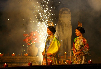 Lễ hội áo dài: “Lối xưa xe ngựa hồn thu thảo…” - 12 Lễ hội áo dài: “Lối xưa xe ngựa hồn thu thảo…” - 12