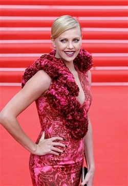 Charlize Theron thú nhận không thạo vi tính - 1 Charlize Theron thú nhận không thạo vi tính - 1