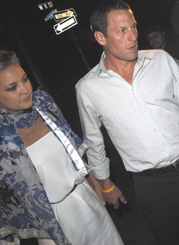 Kate Hudson và Lance Armstrong công khai âu yếm - 1