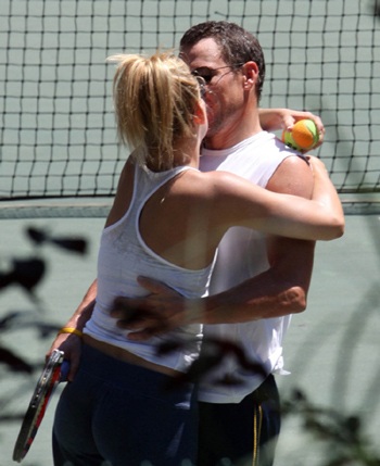 Kate Hudson và Lance Armstrong công khai âu yếm - 4