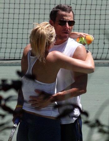 Kate Hudson và Lance Armstrong công khai âu yếm - 3