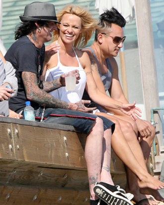 “Quả bom sex” tái hợp với chồng cũ - 2