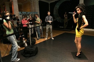 Amy Winehouse được dựng tượng - 5
