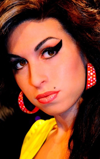 Amy Winehouse được dựng tượng - 3