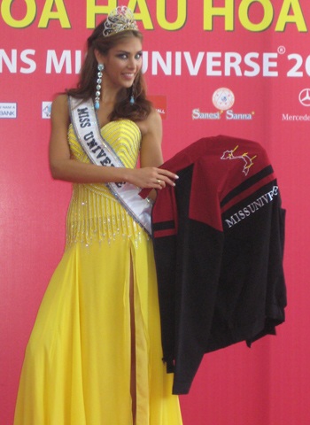 Tân Hoa hậu Hoàn vũ: “Tôi quá hạnh phúc và bất ngờ” - 2 Tân Hoa hậu Hoàn vũ: “Tôi quá hạnh phúc và bất ngờ” - 2